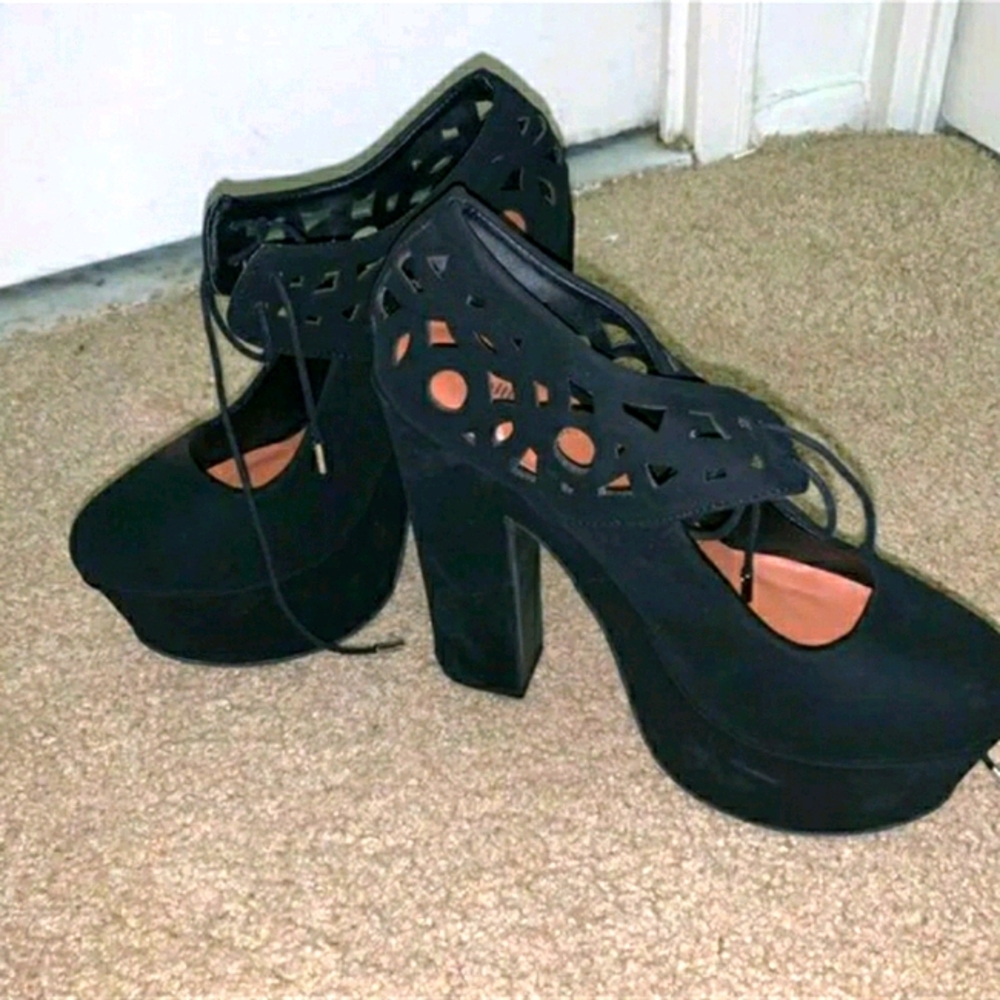 Dollhouse Size 6 Suede Lace Up Shoes